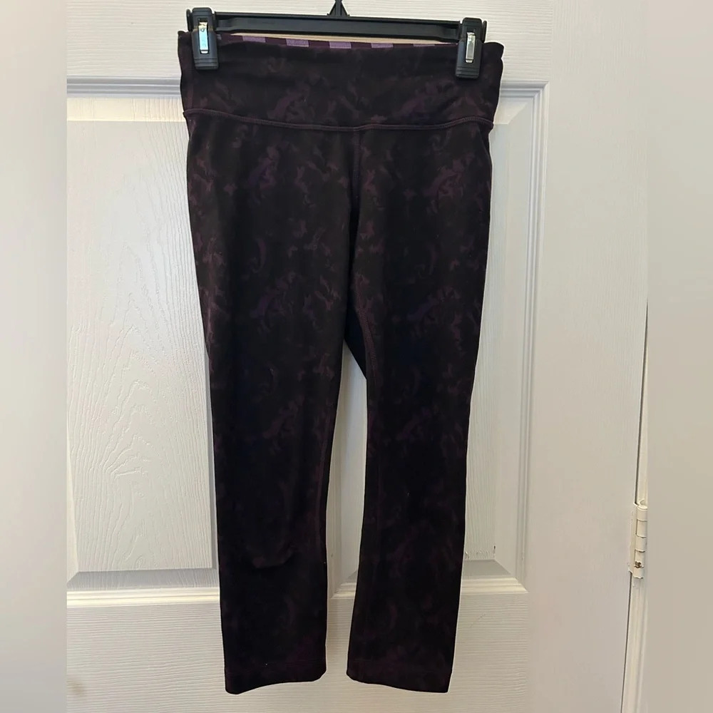 ! Lululemon Reversible Wunder Under Cropped Leggings Size 4 purple